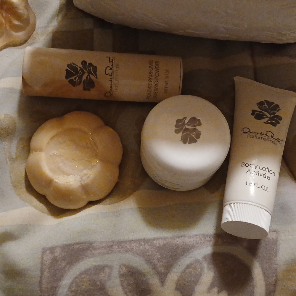 Óscar De La Renta Makeup Travel Mini Bag With Accessories....Cream Off White